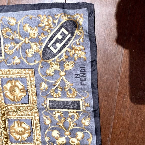 * Fendi Scarf Silk Classic - Picture 3 of 4